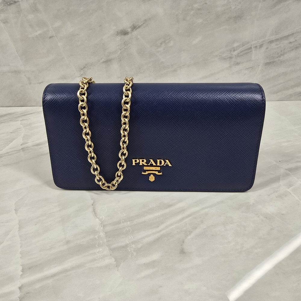 Prada Wallet on Chain/Clutch
